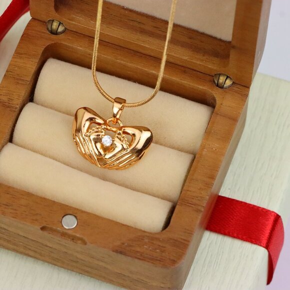 "Heart-Shaped Hand Embrace Pendant with Crystal, XPPT1584 - Picture 6 of 13